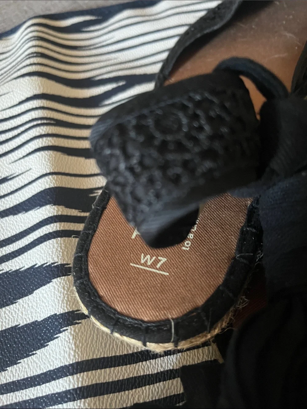 TOMS w 7 tie up black flats